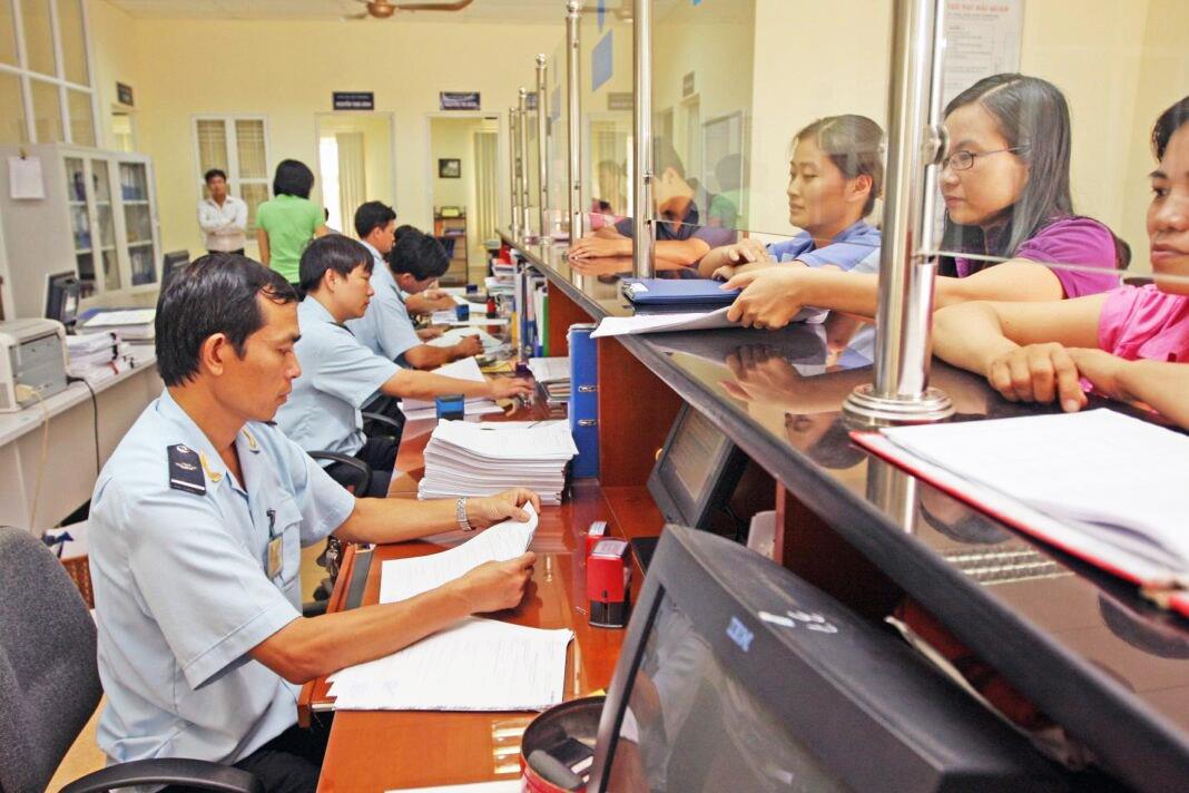 Cán bộ Cục Hải quan Đà Nẵng làm thủ tục XNK hàng hóa cho các doanh nghiệp.