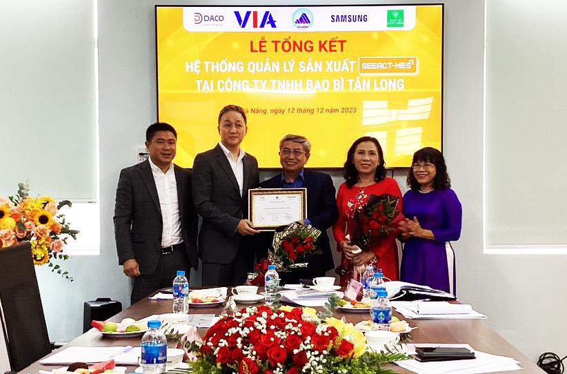 Một công đoạn sản xuất ở "Nhà máy thông minh" của Công ty CP Trung Nam EMS.