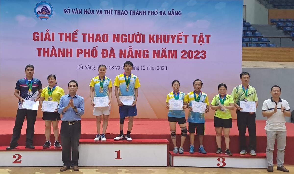 Ban tổ chức trao huy chương cho các VĐV nội dung đôi nam đứng cầu lông.