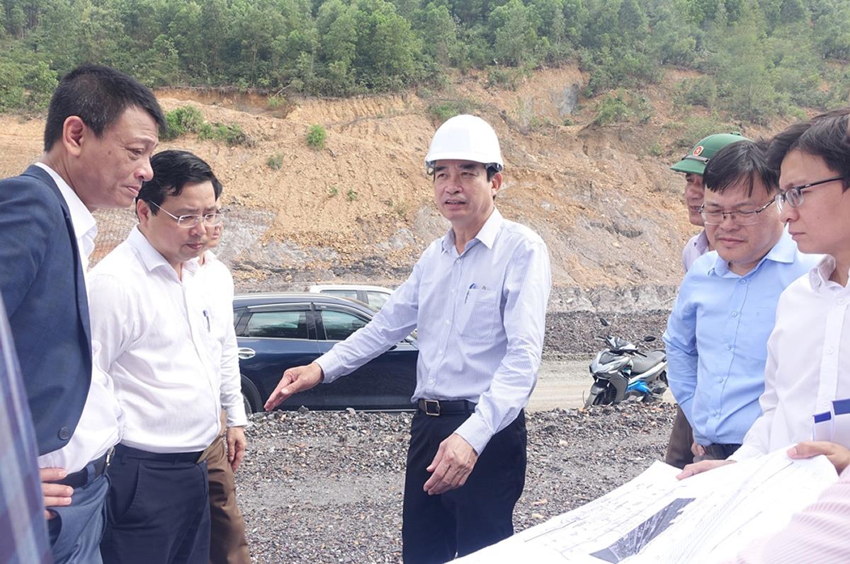 Chủ tịch UBND thành phố Lê Trung Chinh chỉ đạo nghiên cứu giải pháp xử lý sạt lở căn cơ tại tuyến đường vành đai phía tây.