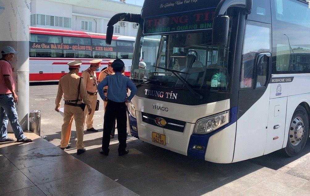 Thanh tra Gia thông vận tải kiểm tra tải trọng xe tải hàng hóa bằng cân lưu động.