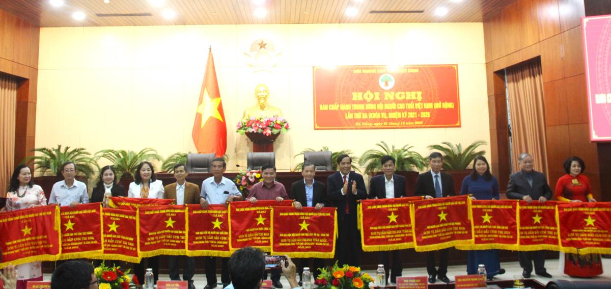 Hội Người cao tuổi Việt Nam trao Cờ thi đua cho các đơn vị xuất sắc năm 2023.