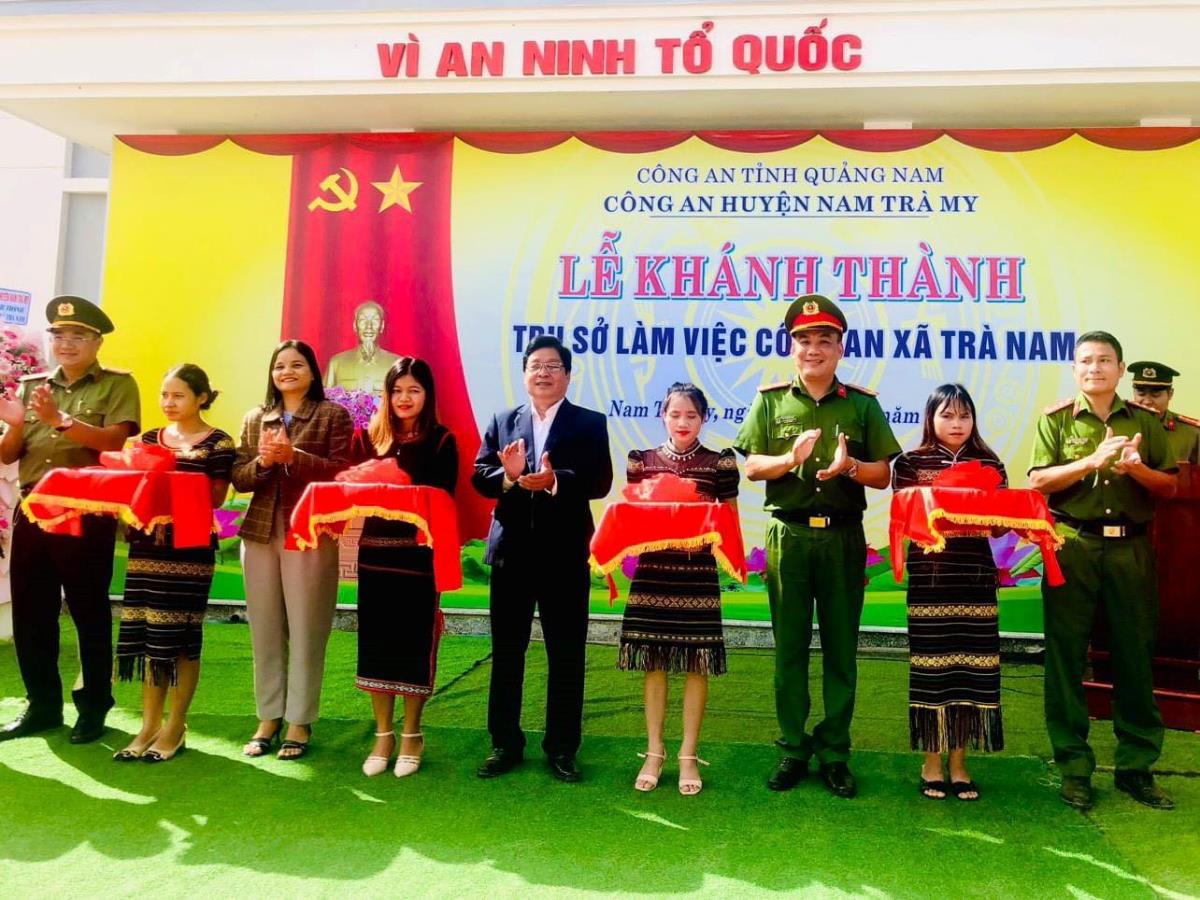 Lãnh đạo UBND, Công an huyện Nam Trà My cắt băng khánh thành trụ sở làm việc Công an xã Trà Nam.