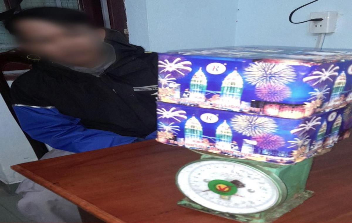 2 đối tượng Hạ và Cường cùng số pháo tang vật.