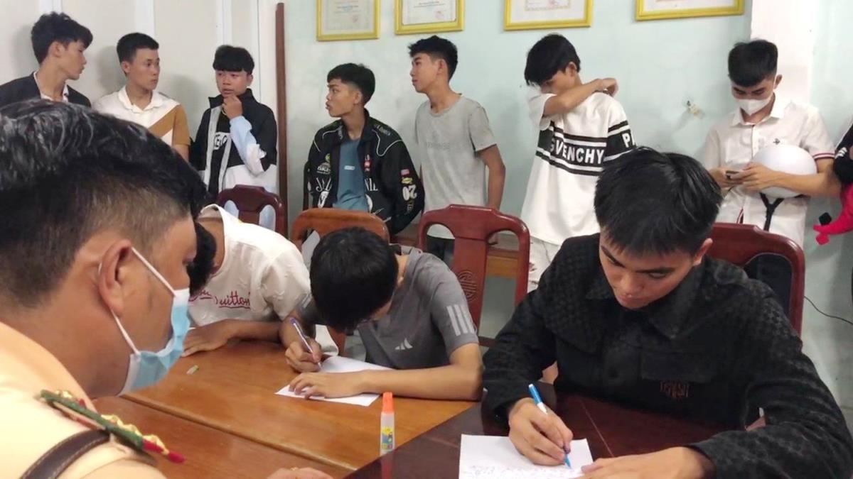 Các đối tượng tại cơ quan Công an.