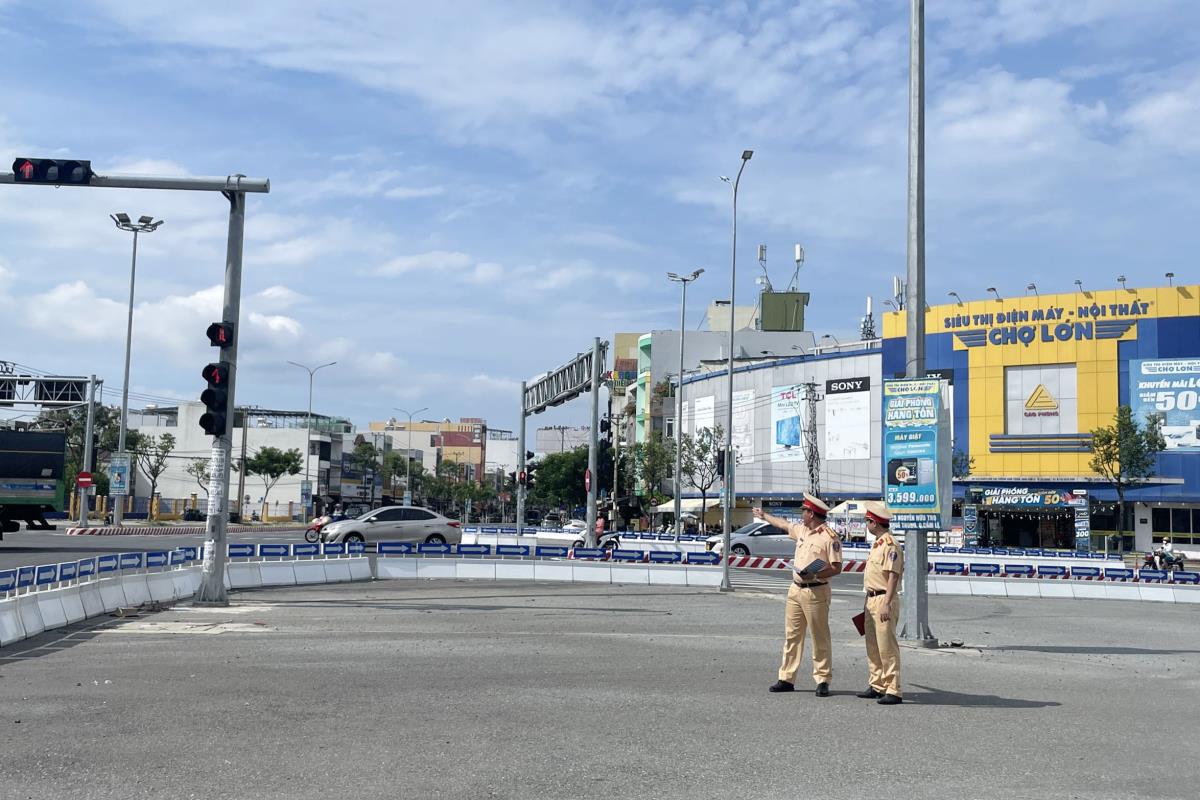 Một vụ TNGT liên quan đến xe container xảy ra trên đường Xô Viết Nghệ Tĩnh.