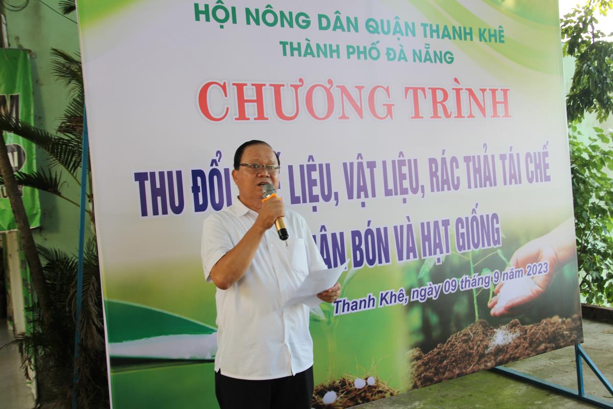 Nông dân các phường mang phế liệu, vật liệu đến đổi lấy phân bón và hạt gồng tại ngày hội