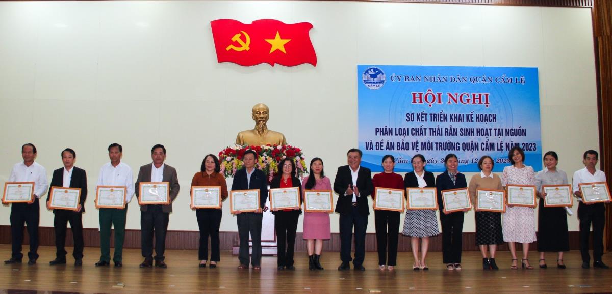 UBND quận Cẩm Lệ khen thưởng các tập thể, cá nhân có nhiều thành tích xuất sắc về công tác bảo vệ môi trường năm 2023.