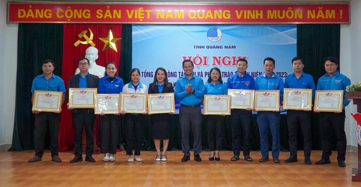 Hội LHTN Việt Nam tỉnh Quảng Nam tặng Bằng khen cho các tập thể.