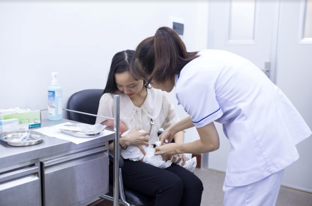 Tiêm vắc-xin phòng bạch hầu, ho gà, uốn ván cho trẻ sơ sinh (ảnh minh họa).