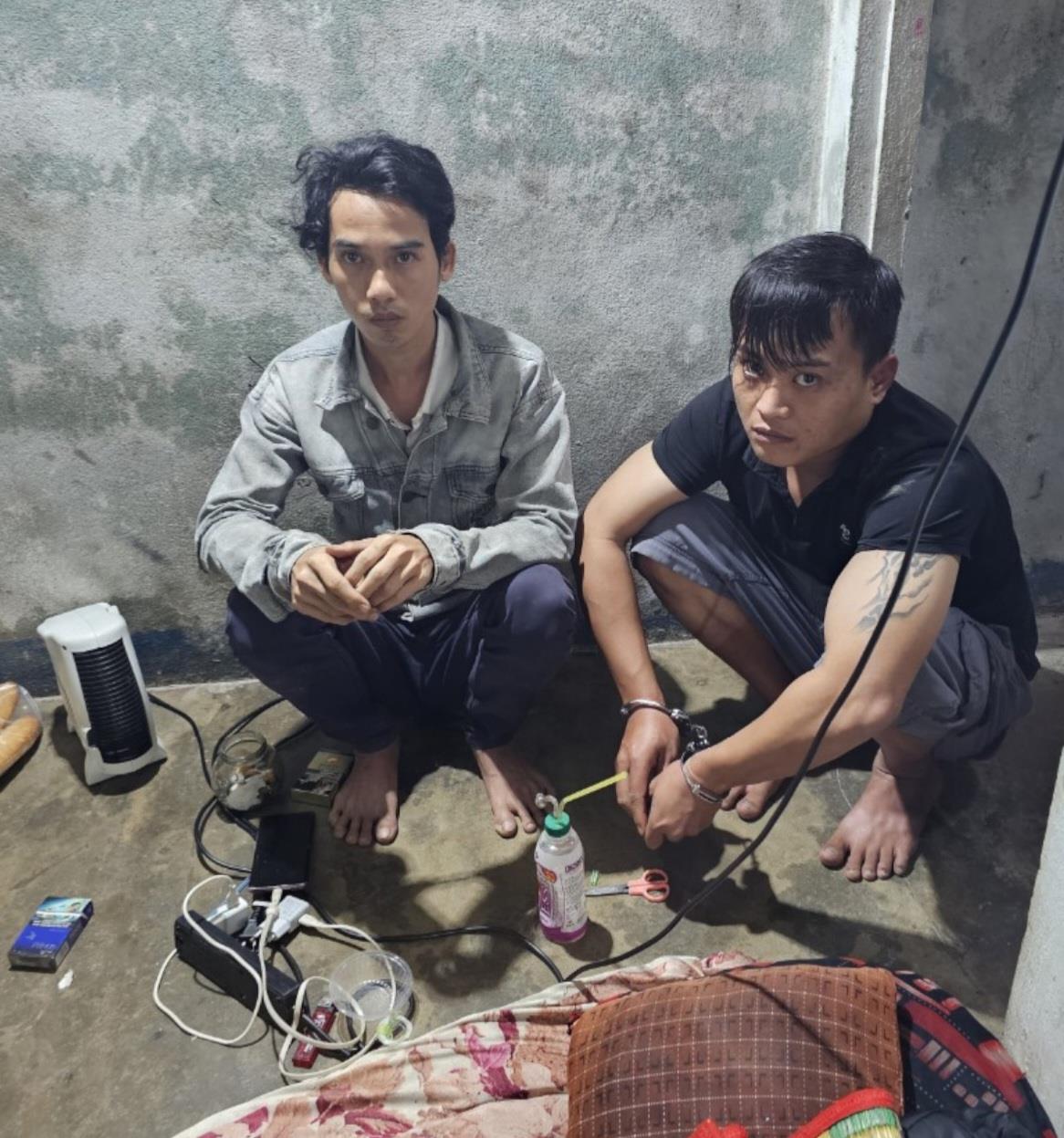 Dũng, Ánh và Trang bị bắt giữ.