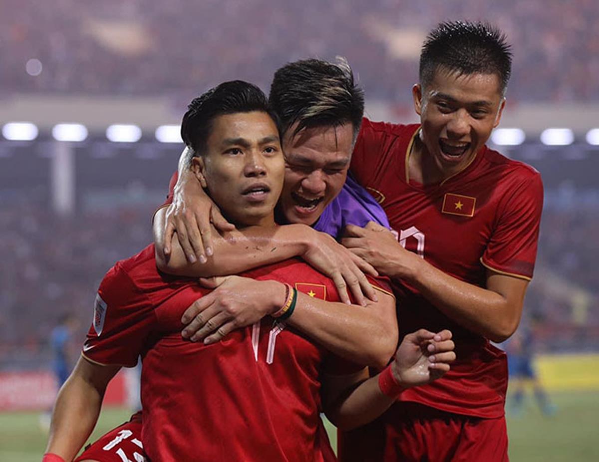 Hồ Tấn Tài (giữa) được gọi bổ sung cùng Bùi Tiến Dũng.