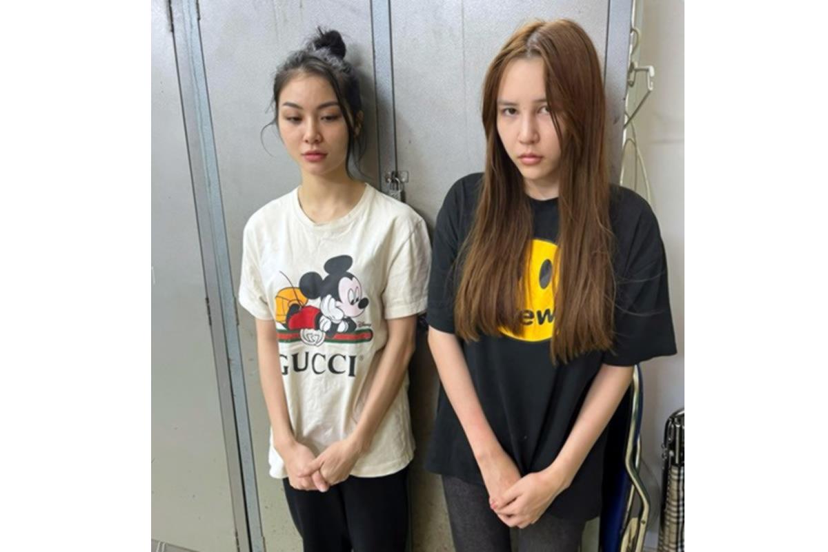 Hồ Thị Hạnh (trái) và Đậu Thị Liên tại cơ quan Công an.