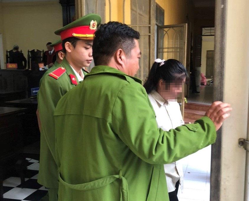 Hình ảnh hiện trường Phượng tưới xăng đốt nhân tình của chồng.