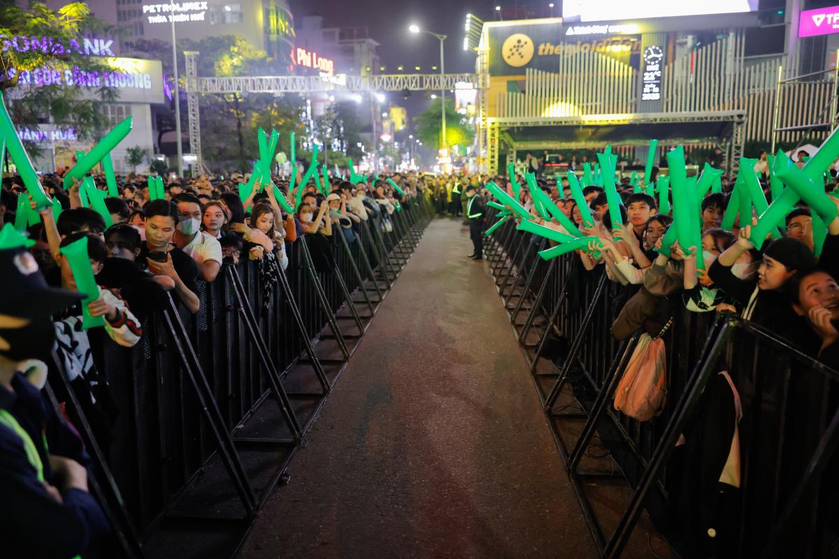 Phó Chủ tịch Thường trực UBND tỉnh Nguyễn Thanh Bình (trái); UVTV Tỉnh ủy và Bí thư Thành ủy Huế Phan Thiên Định (phải)