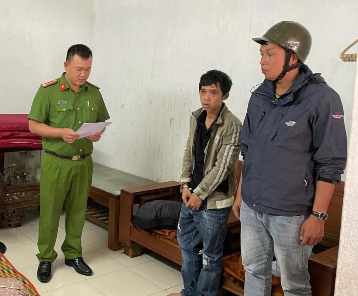 Các trinh sát Phòng Cảnh sát điều tra tội phạm về ma túy Công an tỉnh Quảng Nam phối hợp với Công an huyện Quế Sơn mật phục bắt giữ đối tượng Phạm Công Tuyết.