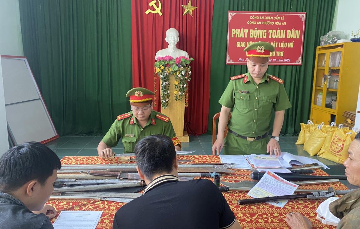 Lực lượng tuần tra đêm 8394 P.Hòa An xử lý một trường hợp vi phạm TTATGT trên tuyến Đinh Liệt.