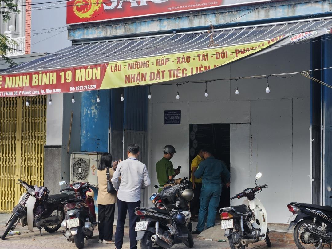 Nhiều người lớn tuổi đã mua các sản phẩm tại "quán dê 19 món".