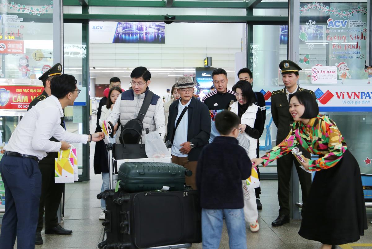 Sở Du lịch, Cảng Hàng không Quốc tế Đà Nẵng, Cty CP đầu tư khai thác nhà ga quốc tế Đà Nẵng chào đón, tặng hoa, quà lưu niệm cho du khách trên chuyến bay đầu tiên đến Đà Nẵng trong năm mới