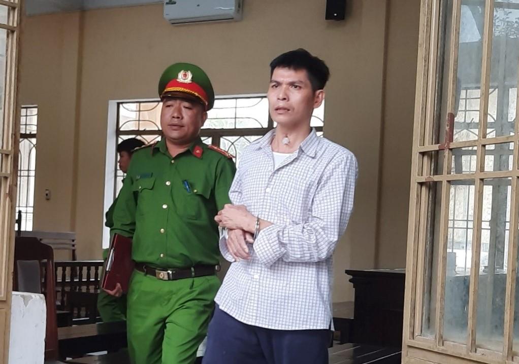 Lực lượng Cảnh sát dẫn giải Bị cáo Long rời phiên tòa.