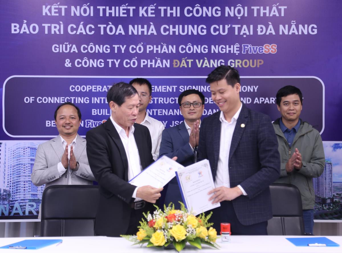 Lãnh đạo Trung tâm Hỗ trợ khởi nghiệp đổi mới sáng tạo Đà Nẵng chứng kiến lễ ký kết hợp tác