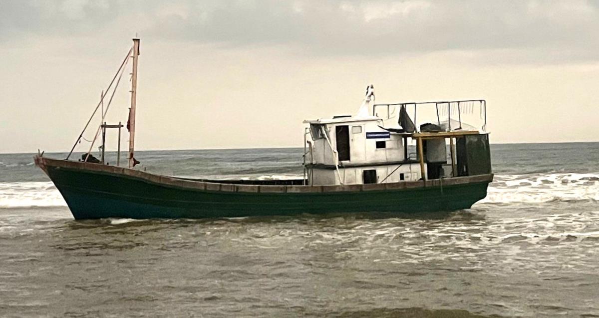 Chiếc tàu hư hỏng dạt vào bờ biển Quảng Trị.