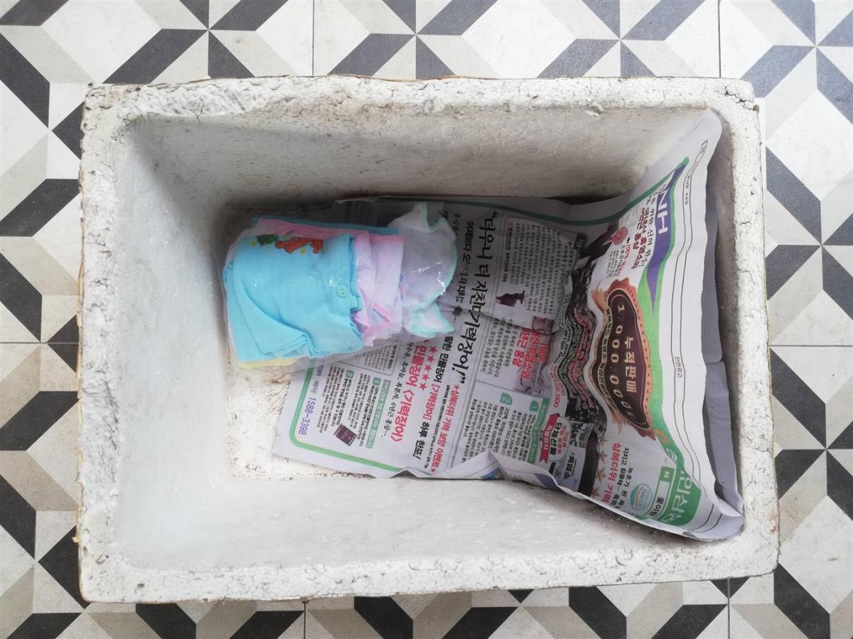 Người dân bất ngờ phát hiện cháu bé bị bỏ rơi trong thùng xốp (Ảnh minh họa: Internet)