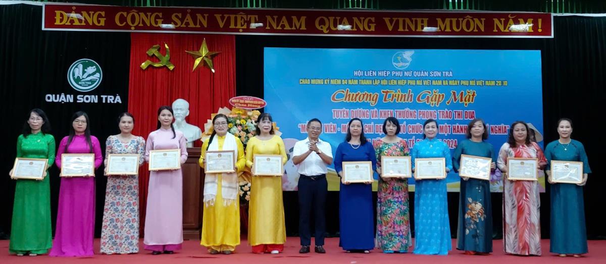Lãnh đạo quận Sơn Trà trao tặng Giấy khen cho các tập thể, cá nhân có thành tích xuất sắc trong thực hiện phong trào thi đua “Mỗi hội viên một cử chỉ đẹp, mỗi tổ chức Hội một hành động ý nghĩa”.