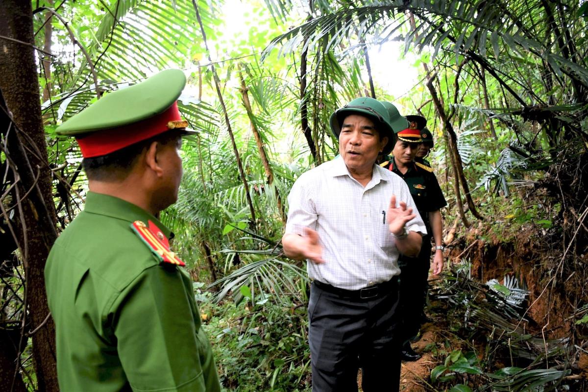 Chủ tịch UBND tỉnh Quảng Nam khảo sát vết nứt tại thôn 56B.