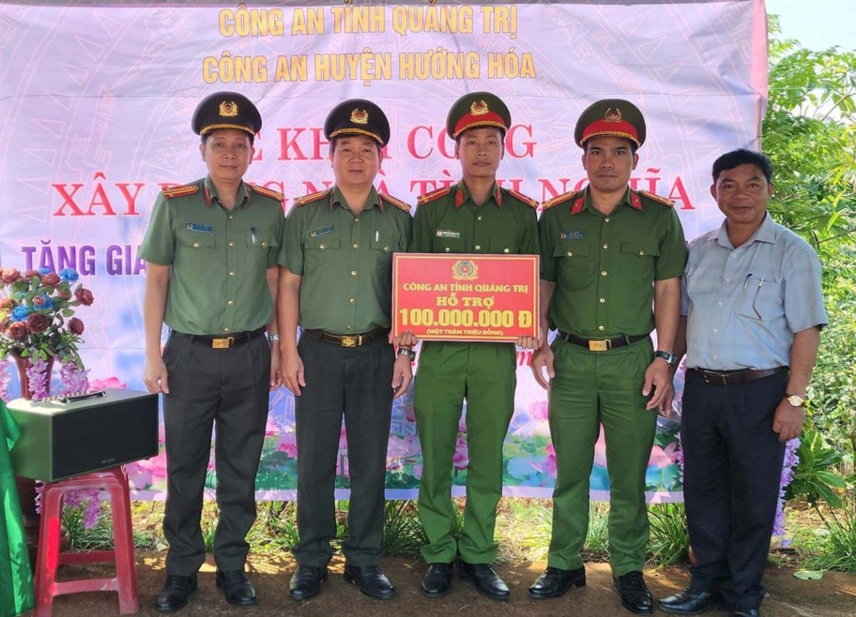 Lễ khởi công xây dựng Nhà tình nghĩa tặng gia đình cán bộ Công an xã có hoàn cảnh khó khăn.