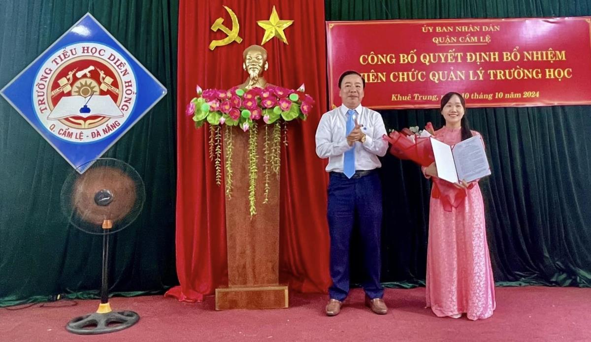 Ông Nguyễn Quang Vinh - Chủ tịch UBND quận Cẩm Lệ trao quyết định bổ nhiệm chức danh Phó Hiệu trưởng Trường THCS Nguyễn Công Trứ cho thầy Lê Văn Thanh.