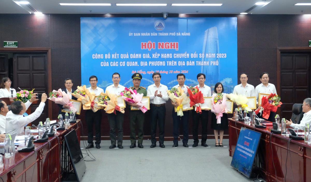 Lãnh đạo các sở, ban, ngành tham quan các gian hàng triển lãm.