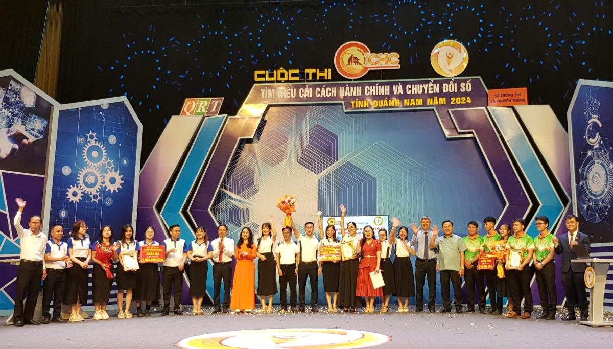 Ban Tổ chức trao giải cho các đội dự thi.