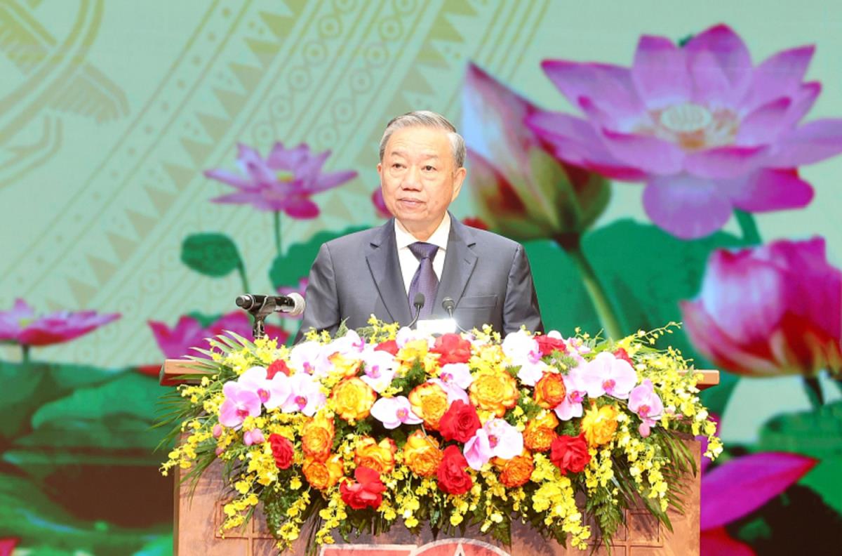 Các đồng chí lãnh đạo, nguyên lãnh đạo Đảng, Nhà nước, Quốc hội và Chính phủ thực hiện nghi lễ chào cờ.