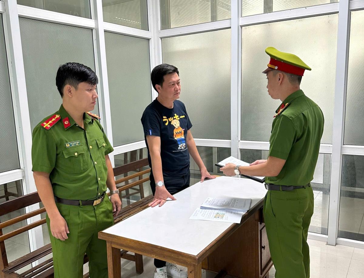 Cơ quan CSĐT Công an TP Đà Nẵng khởi tố bị can đối với 2 đối tượng Văn và Khoa.