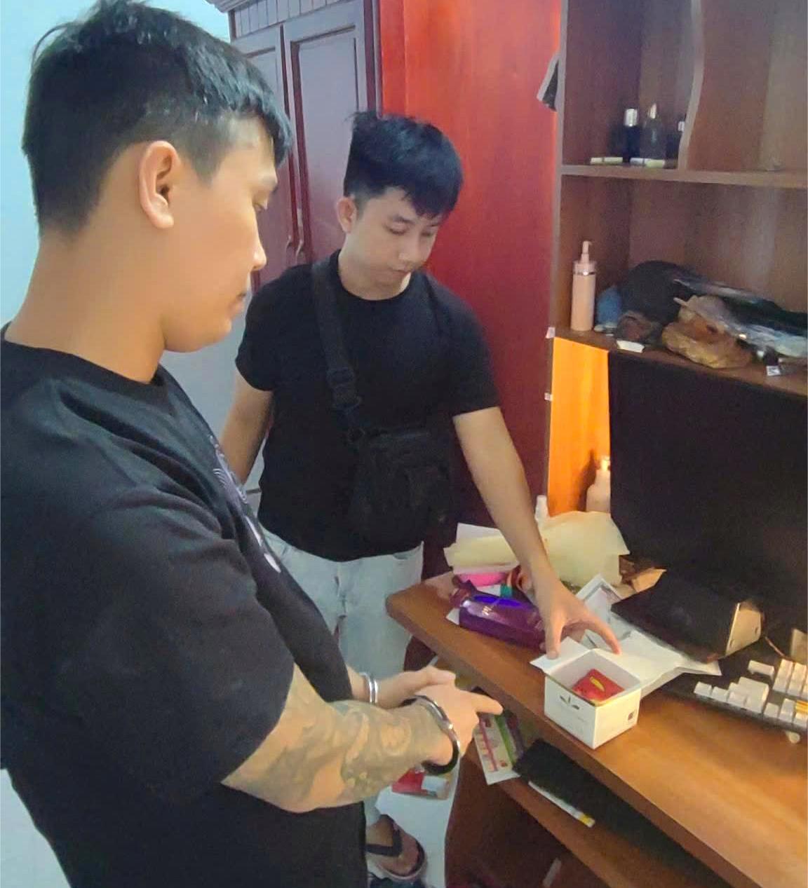 Đối tượng Trần Phước Dương bị bắt giữ cùng số ma túy tang vật.