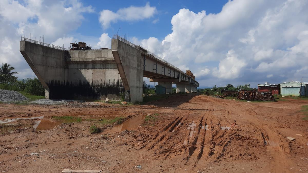 Cây cầu Tây An 1 và Tây An 2 dang dở do thiếu đất đắp đường dẫn.