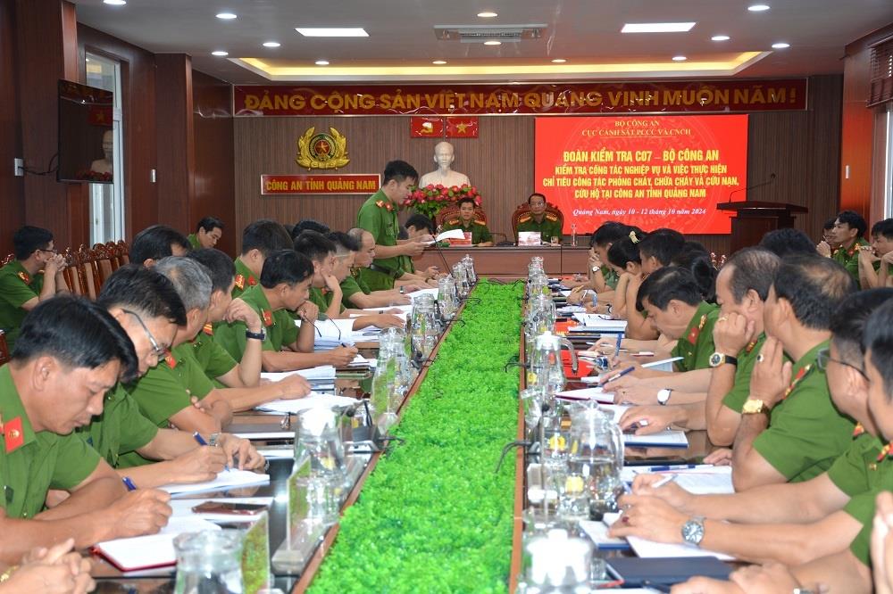 Quang cảnh buổi làm việc giữa Cục Cảnh sát PCCC và CNCH Bộ Công an và Công an tỉnh Quảng Nam sáng 10-10.