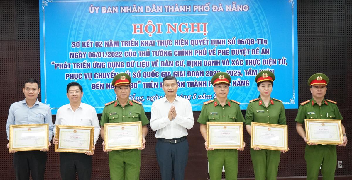 Công an quận Hải Châu hướng dẫn, tuyên truyền cho người dân về sử dụng các dịch vụ công trực tuyến.