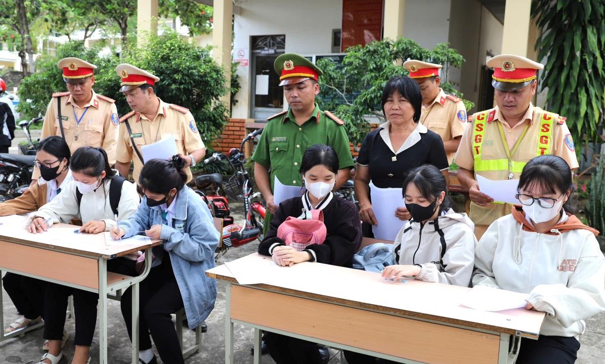 ký cam kết chấp hành nghiêm luật giao thông đường bộ