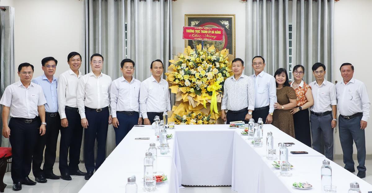 Phó Bí thư Thường trực Thành ủy Đà Nẵng Nguyễn Đình Vĩnh thăm, chúc mừng ngày truyền thống ngành Tổ chức xây dựng Đảng