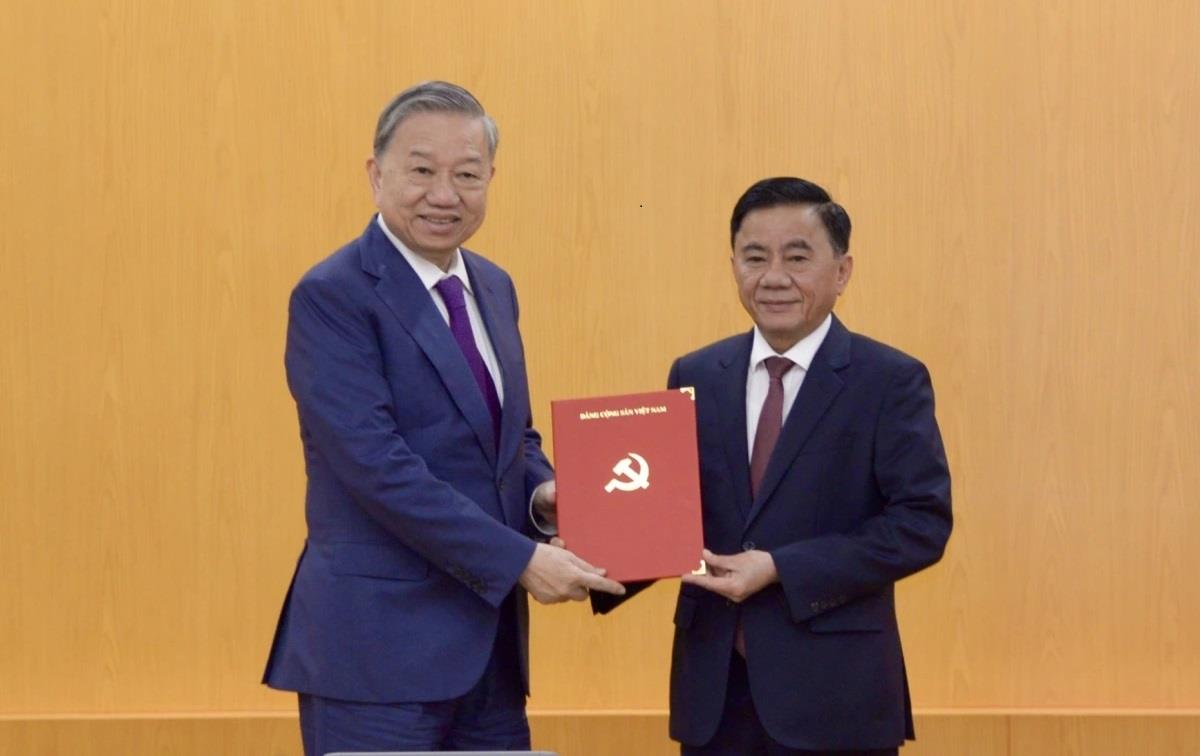 Các đại biểu chụp ảnh chung lưu niệm