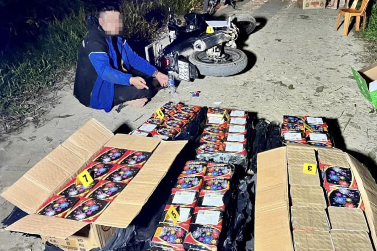 Lê Thế N. cùng 2,1 tạ pháo lậu.