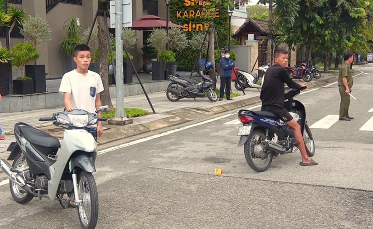 Cơ quan Công an dựng hiện trường vụ trộm cắp xe máy của các đối tượng.