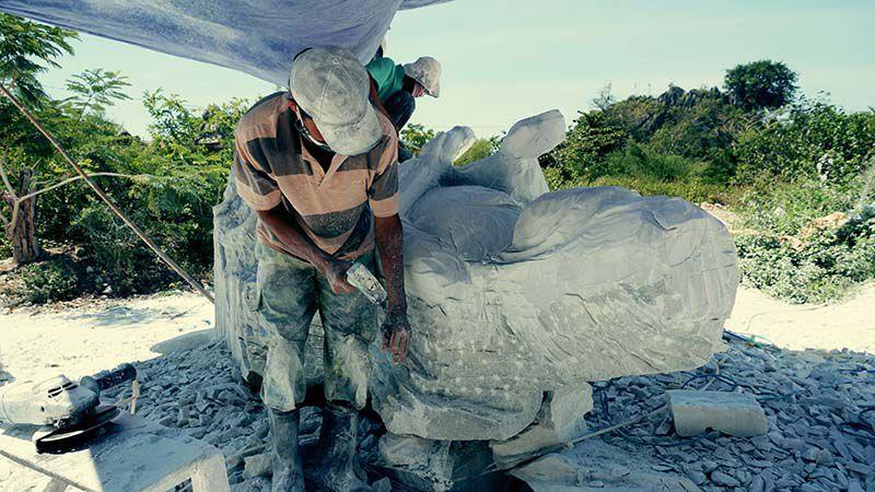 Thợ đục đá sản xuất tượng và cảnh ô nhiễm bụi tại làng đá mỹ nghệ Non Nước.