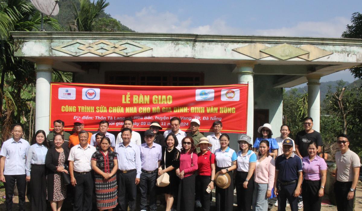 Đại diện Hội DN, Hội LHPN và chính quyền xã Hòa Bắc tại lễ bàn giao công trình sửa chữa nhà cho gia đình anh Đinh Văn Hùng ở thôn Tà Lang.