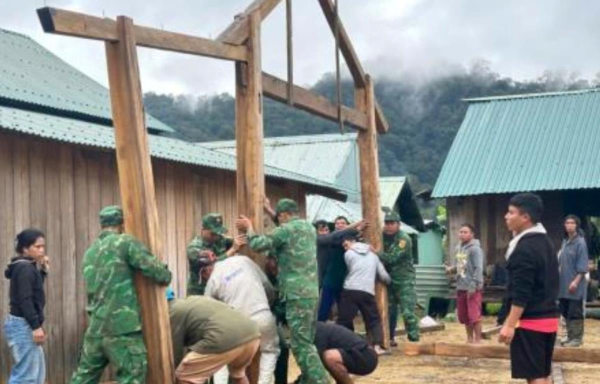 Bộ đội biên phòng giúp dân di dời nhà.