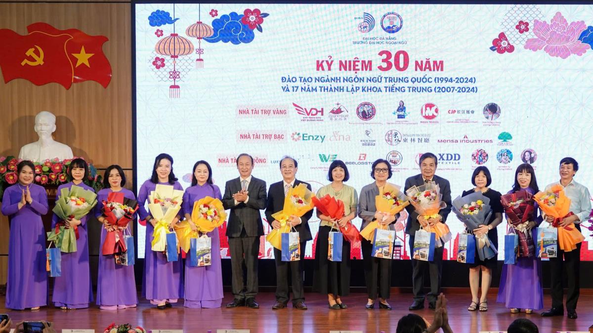 Đại diện lãnh đạo Trường ĐHNN Đà Nẵng và Khoa Tiếng Trung tri ân thế hệ lãnh đạo qua các thời kỳ.