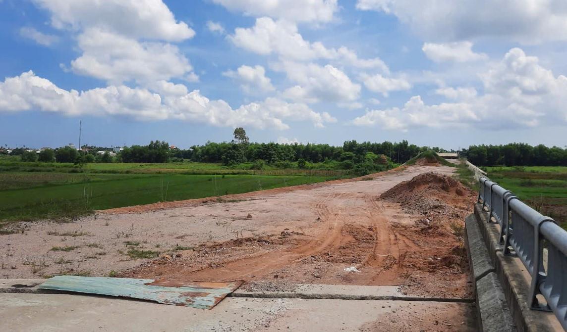 Tuyến đường ĐH20 “đứng bánh” do thiếu đất đắp nền.