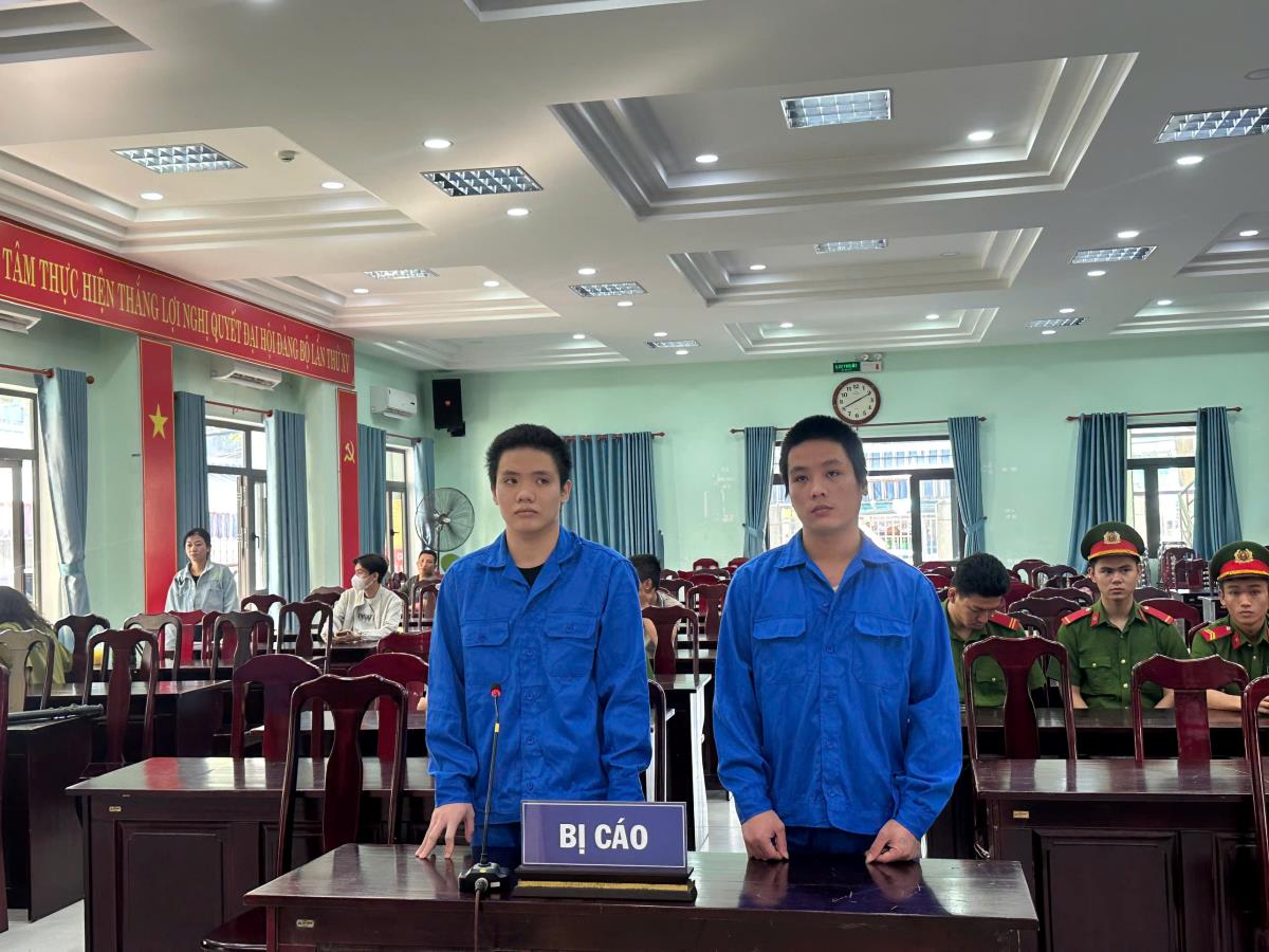 Hai bị cáo Ai và Tuấn tại phiên tòa.